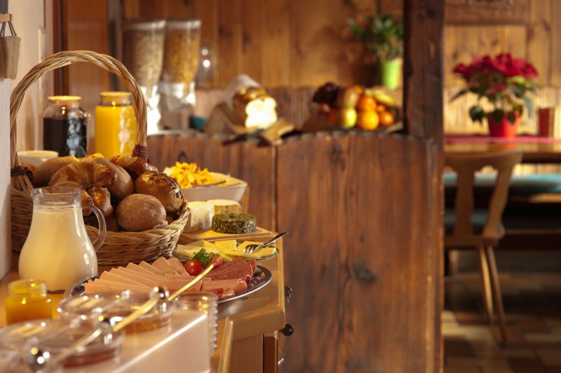 boulangerie-FIGANIERES-min_breakfast_buffet_food_restaurant_meal_hotel_plate_fresh-718745